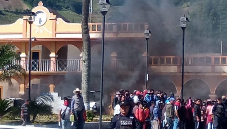 Meksika’da belediye başkanına kızıp belediye binasını ateşe verdiler