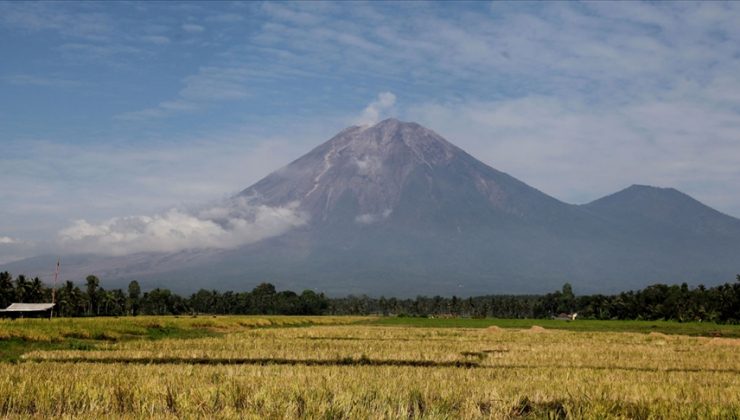 Semeru Yanardağı’nda alarm seviyesi yükseltildi