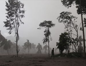 Endonezya’da yanardağ yeniden patladı, aramalar durduruldu