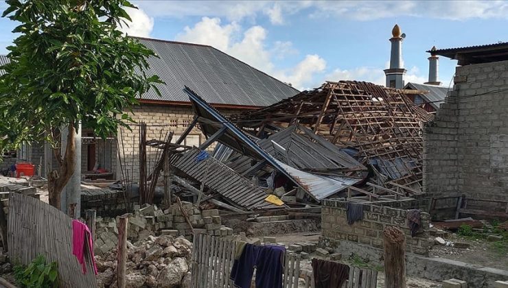 Endonezya’da büyük deprem: 7.4’le sallandılar