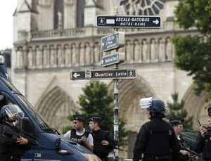Paris’te bıçaklı bir kişi iki kadını rehin aldı