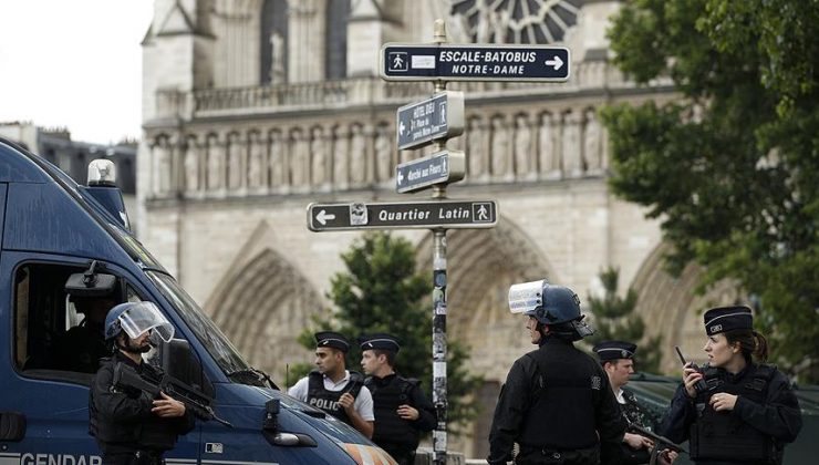 Paris’te bıçaklı bir kişi iki kadını rehin aldı