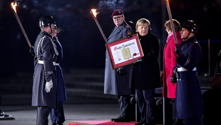Almanya Başbakanı Merkel için askeri veda töreni düzenlendi