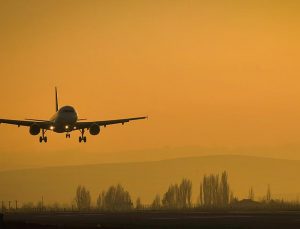 Yüzlerce uçuş COVID kaynaklı personel sıkıntısı nedeniyle iptal oldu