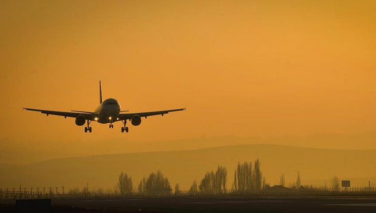 Yüzlerce uçuş COVID kaynaklı personel sıkıntısı nedeniyle iptal oldu