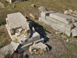 Fransa’da Müslüman mezarlarına saldırı