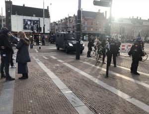 Hollanda’da yasaklara rağmen Kovid-19 kısıtlamaları protesto edildi