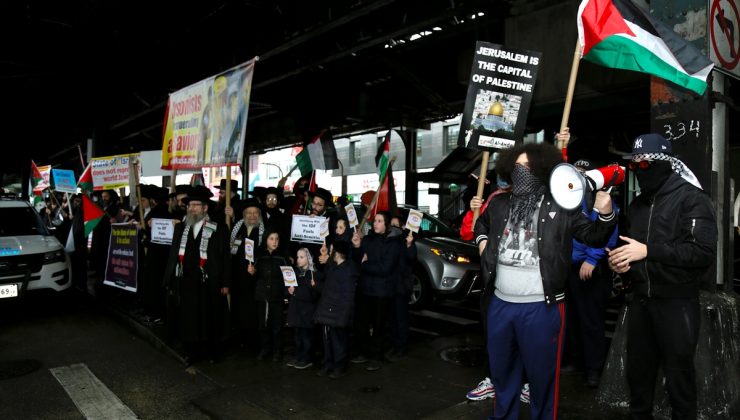 New York’ta Ortodoks Yahudileri ve İsrail yanlısı iki grup karşıt protestolar düzenledi