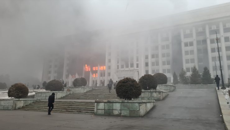 Kazakistan’ın Almatı şehrinde protestocular Valilik binasına girdi