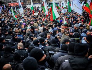 Bulgaristan’da Kovid-19 önlemlerini protesto edenlerle polis çatıştı