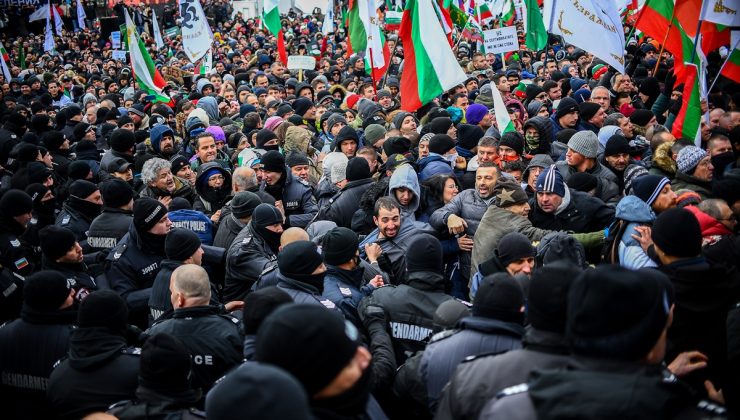 Bulgaristan’da Kovid-19 önlemlerini protesto edenlerle polis çatıştı