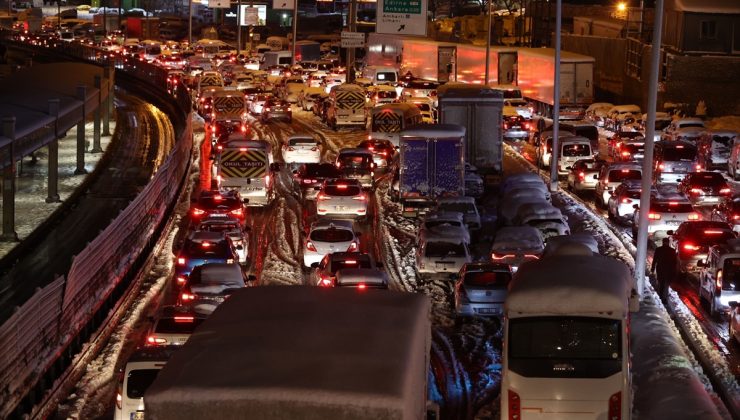 Saat sabahın 3’ü, İstanbul! Kar kabus oldu!