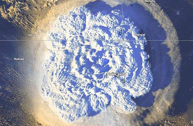 Tonga’da yanardağ patlaması: Dumanlar uzay yolunun yarısına kadar ulaştı!