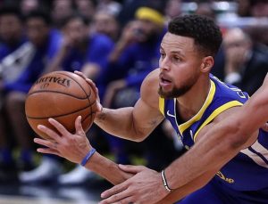 Warriors, Curry’nin son saniye basketiyle kazandı