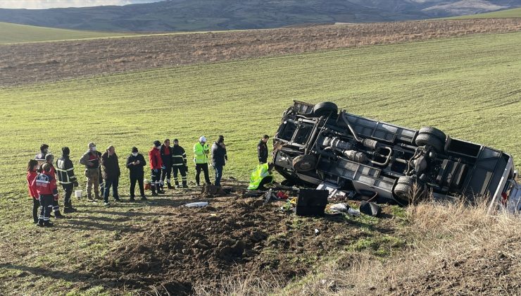 Sporcuları taşıyan minibüs devrildi: 1 ölü, 16 yaralı