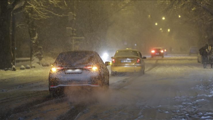 Ankara’da kar yağışı hayatı olumsuz etkiliyor