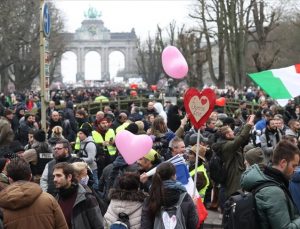 Brüksel’de 50 bin kişi Kovid-19 tedbirlerini protesto etti