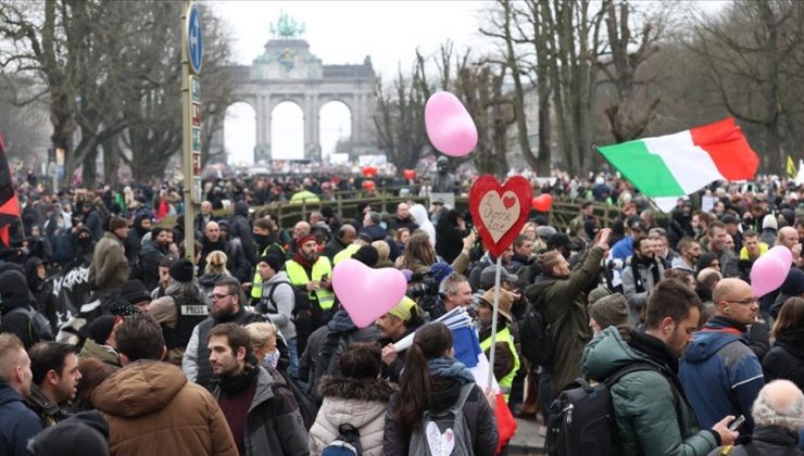 Brüksel’de 50 bin kişi Kovid-19 tedbirlerini protesto etti