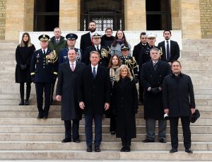 ABD’nin Ankara Büyükelçisi Flake Anıtkabir’i ziyaret etti