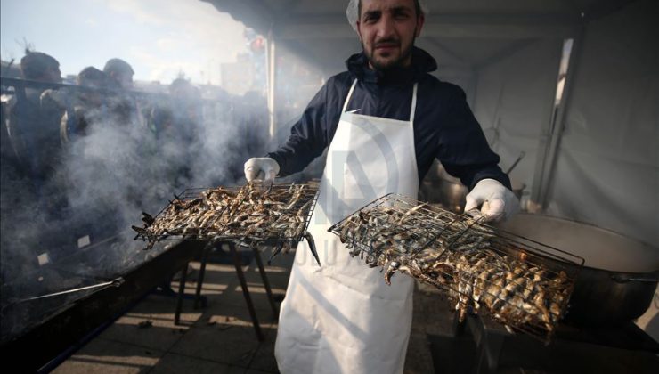 Hamsi Festivali’nde 7 ton balık tüketildi