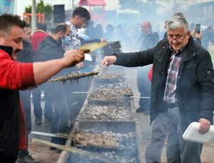 Hamsi festivalinde 2 ton hamsi 2 saatte tüketildi