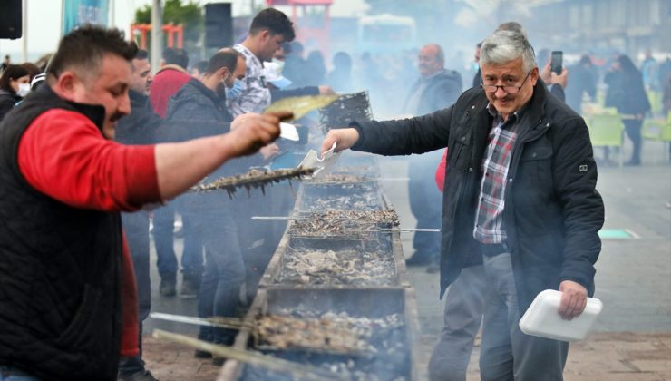 Hamsi festivalinde 2 ton hamsi 2 saatte tüketildi