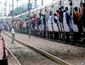 Hindistan’da işe alım sınavını protesto eden öğrenciler treni yaktı