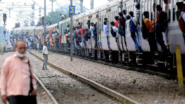 Hindistan’da işe alım sınavını protesto eden öğrenciler treni yaktı