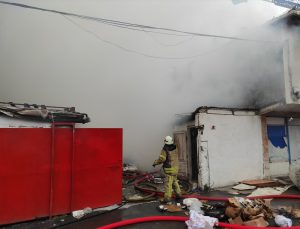 Kadıköy Fikirtepe’de hurdalıkta yangın çıktı