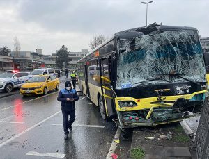 Fatih’te iki İETT otobüsü çarpıştı: Yaralananlar var