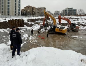 İş makinesi çukura düştü, operatörü yaşamını yitirdi