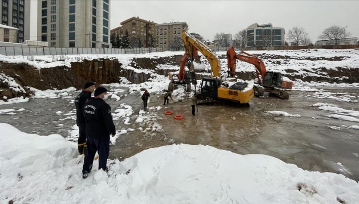 İş makinesi çukura düştü, operatörü yaşamını yitirdi