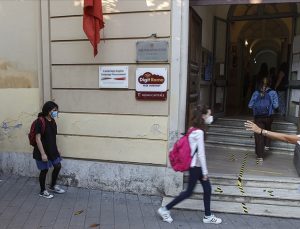 İtalya’da okullar salgında vaka artışına rağmen yeniden açıldı