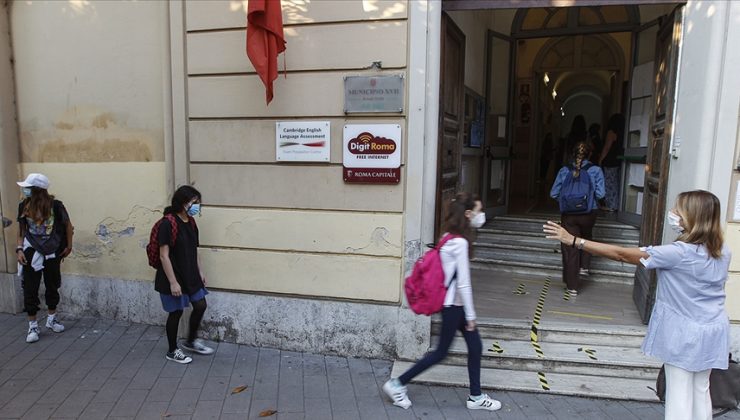 İtalya’da okullar salgında vaka artışına rağmen yeniden açıldı