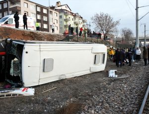 İşçi servisi tren yoluna devrildi: 15 yaralı