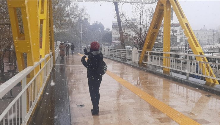 Manavgat’ta 15 yıl aradan sonra yağan kar etkili oldu