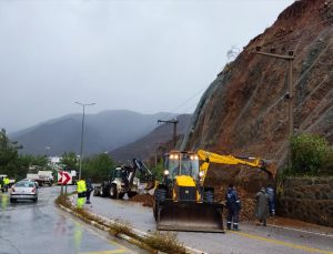 Marmaris’te heyelan: Yol trafiğe kapandı