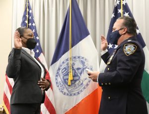 NYPD’de Keechant Sewell yemin ederek görevine başladı