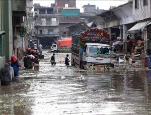 Pakistan’da aşırı yağışlar hayatı olumsuz etkiledi