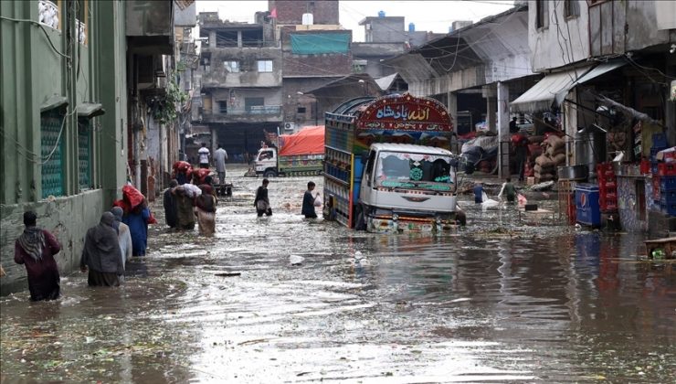 Pakistan’da aşırı yağışlar hayatı olumsuz etkiledi