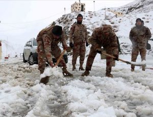 Pakistan’da 21 kişi donarak öldü!