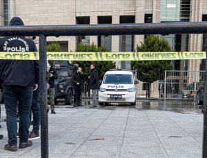 İstanbul’da polisi bıçaklayan saldırgan vuruldu!