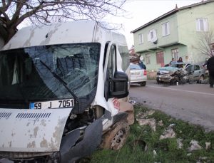 Tekirdağ’da servis aracıyla otomobil çarpıştı: 15 yaralı