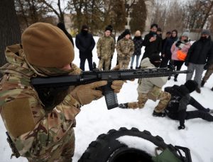 Ukrayna’da siviller, silahlı eğitim alıyor