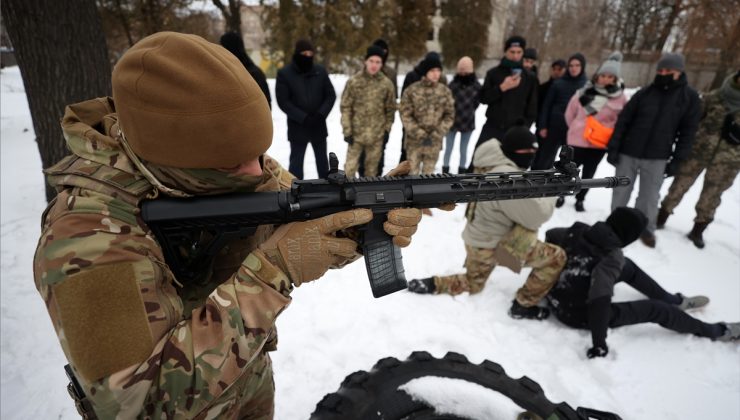 Ukrayna’da siviller, silahlı eğitim alıyor