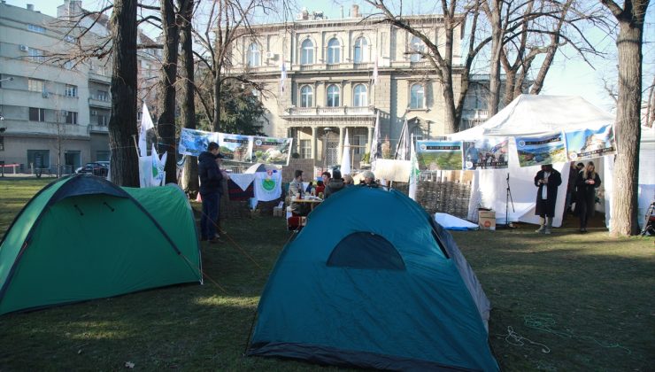 Belgrad’da Cumhurbaşkanlığı binası önünde çadırlı protesto