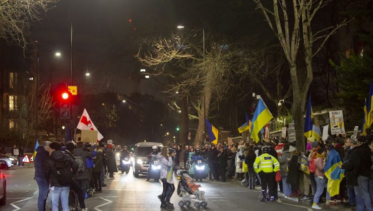 İngiltere’de savaş karşıtları Rusya’yı protesto etti