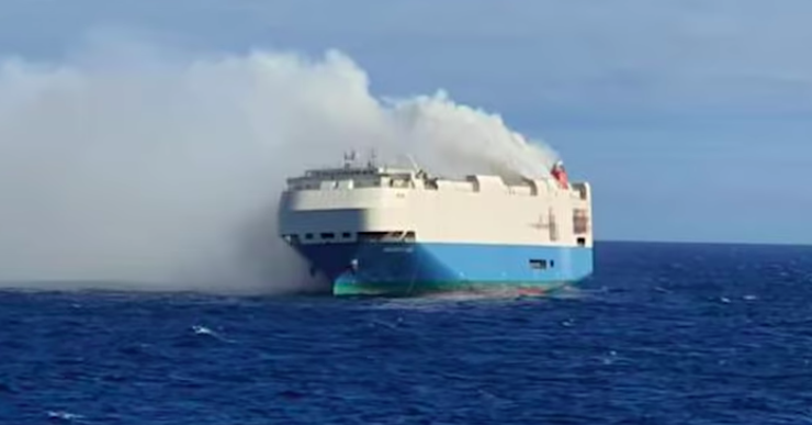 Dev gemide yangın: Dört bin lüks araç kül oldu