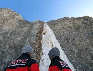 Ünlü dağcı buz sarkıtlarına tırmandı