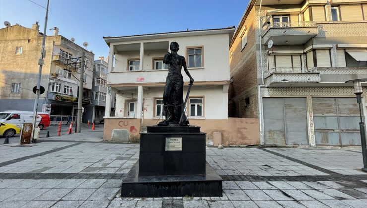 Edirne’de Adalet Anıtı ateşe verildi